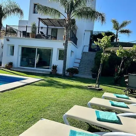 Modern Retreat In Beautiful Countryside. Villa