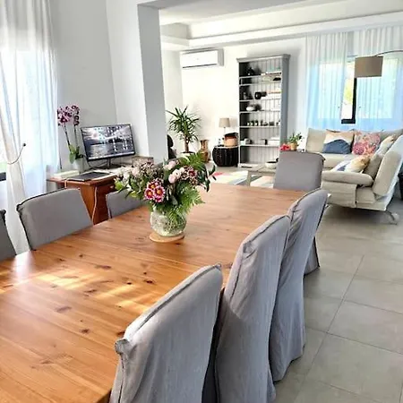 Modern Retreat In Beautiful Countryside. Villa